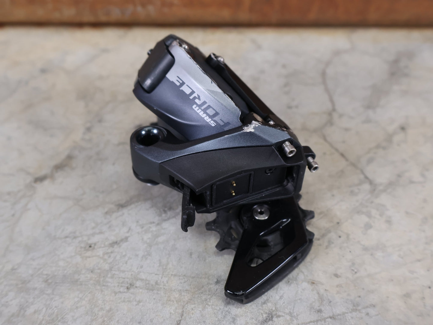 Schaltungsteile von Sram, SRAM FORCE ETAP AXS D1 SCHALTWERK / 12 - FACH / ROAD / MAX 33 ZÄHNE / LUNAR GREY vor USEDBIKES - OB.DE Hintergrund