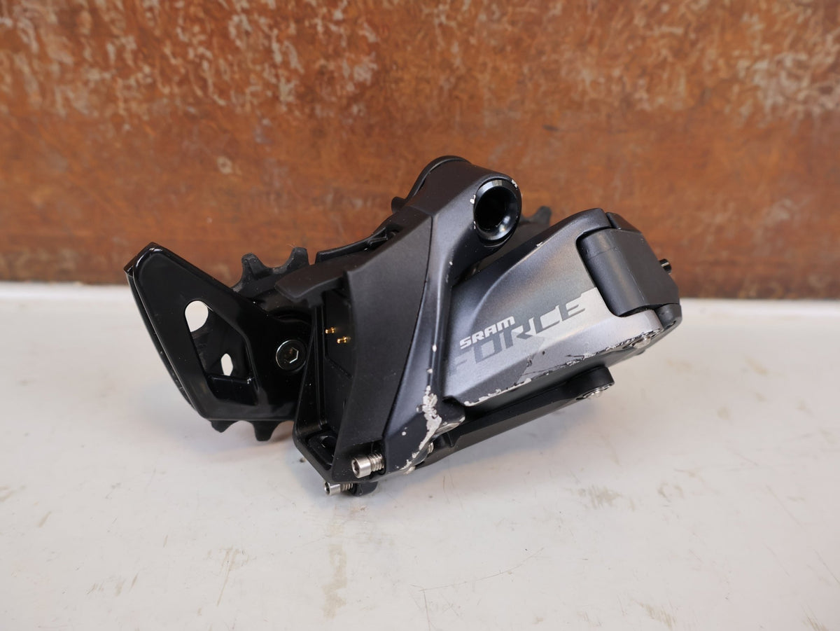 Schaltungsteile von Sram, SRAM Force eTap AXS D1 Schaltwerk 12-fach Short Cage 33T vor USEDBIKES-OB.DE Hintergrund