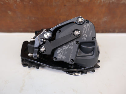 Schaltungsteile von Sram, SRAM Force eTap AXS D1 Schaltwerk 12-fach Short Cage 33T vor USEDBIKES-OB.DE Hintergrund