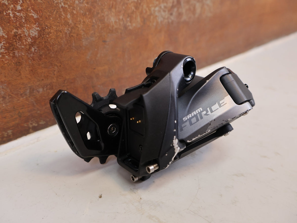 Schaltungsteile von Sram, SRAM Force eTap AXS D1 Schaltwerk 12-fach Short Cage 33T vor USEDBIKES-OB.DE Hintergrund