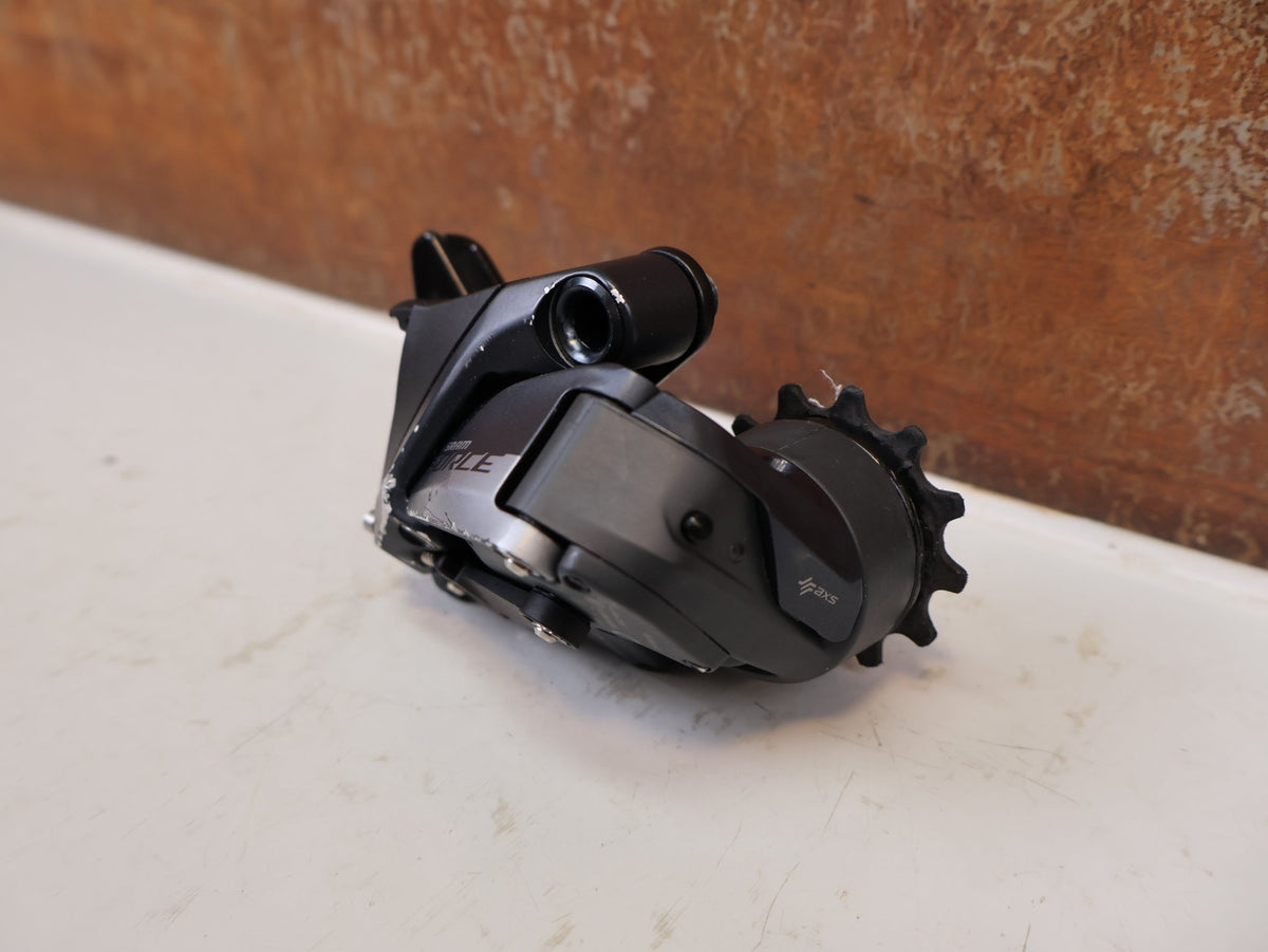 Schaltungsteile von Sram, SRAM Force eTap AXS D1 Schaltwerk 12-fach Short Cage 33T vor USEDBIKES-OB.DE Hintergrund