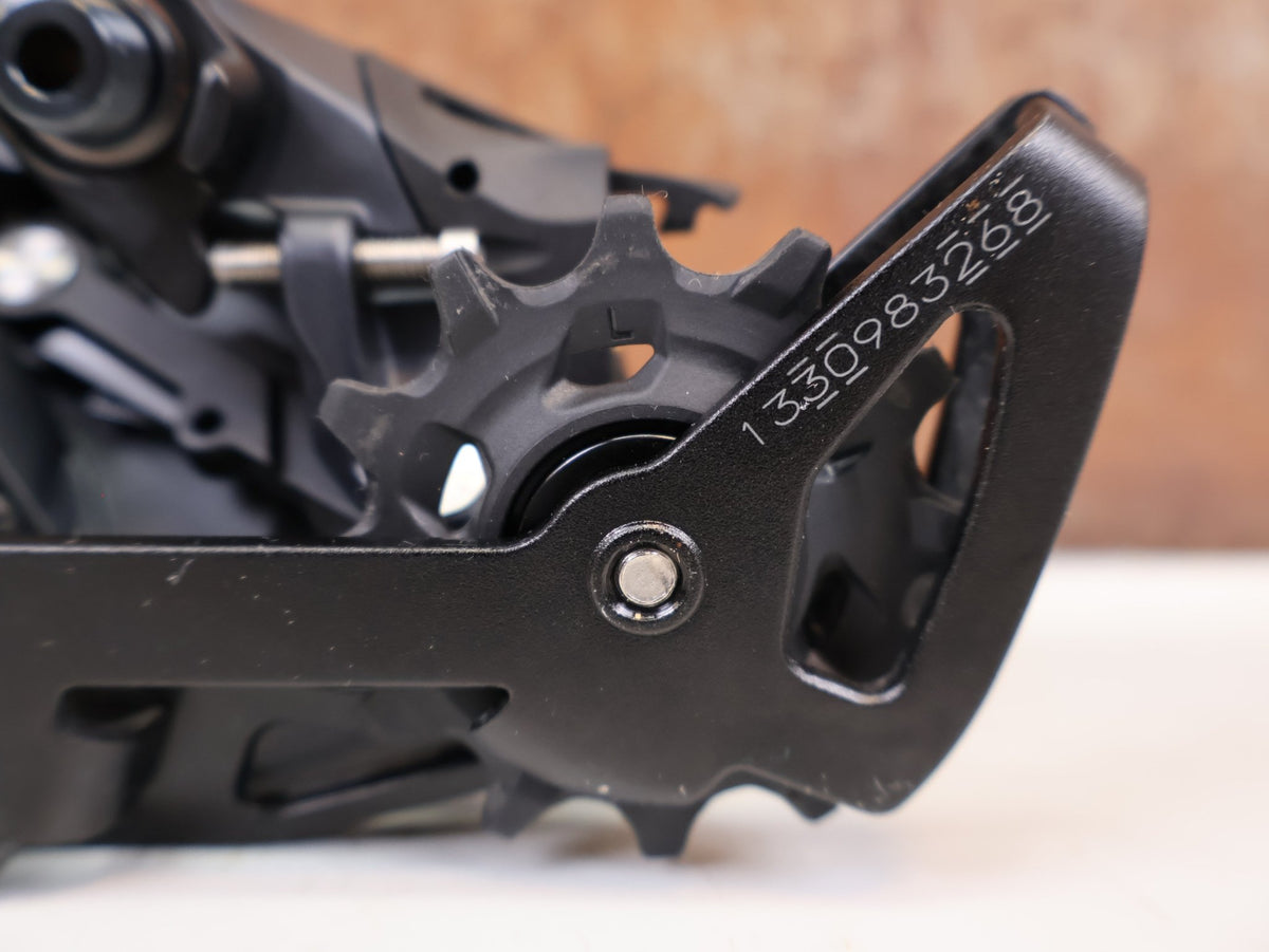 Schaltungsteile von Sram, SRAM Force eTap AXS D1 Schaltwerk 12-fach Short Cage 33T vor USEDBIKES-OB.DE Hintergrund