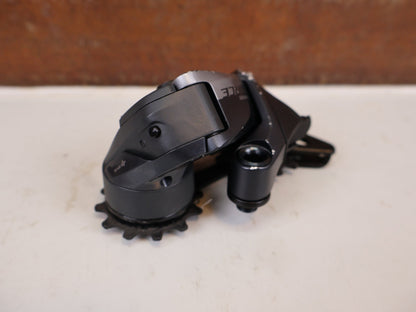 Schaltungsteile von Sram, SRAM Force eTap AXS D1 Schaltwerk 12-fach Short Cage 33T vor USEDBIKES-OB.DE Hintergrund