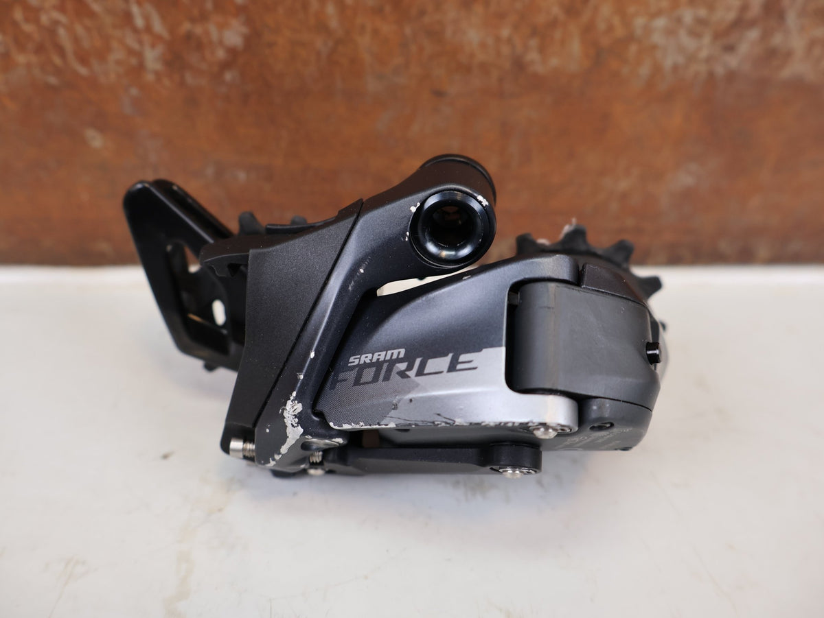 Schaltungsteile von Sram, SRAM Force eTap AXS D1 Schaltwerk 12-fach Short Cage 33T vor USEDBIKES-OB.DE Hintergrund