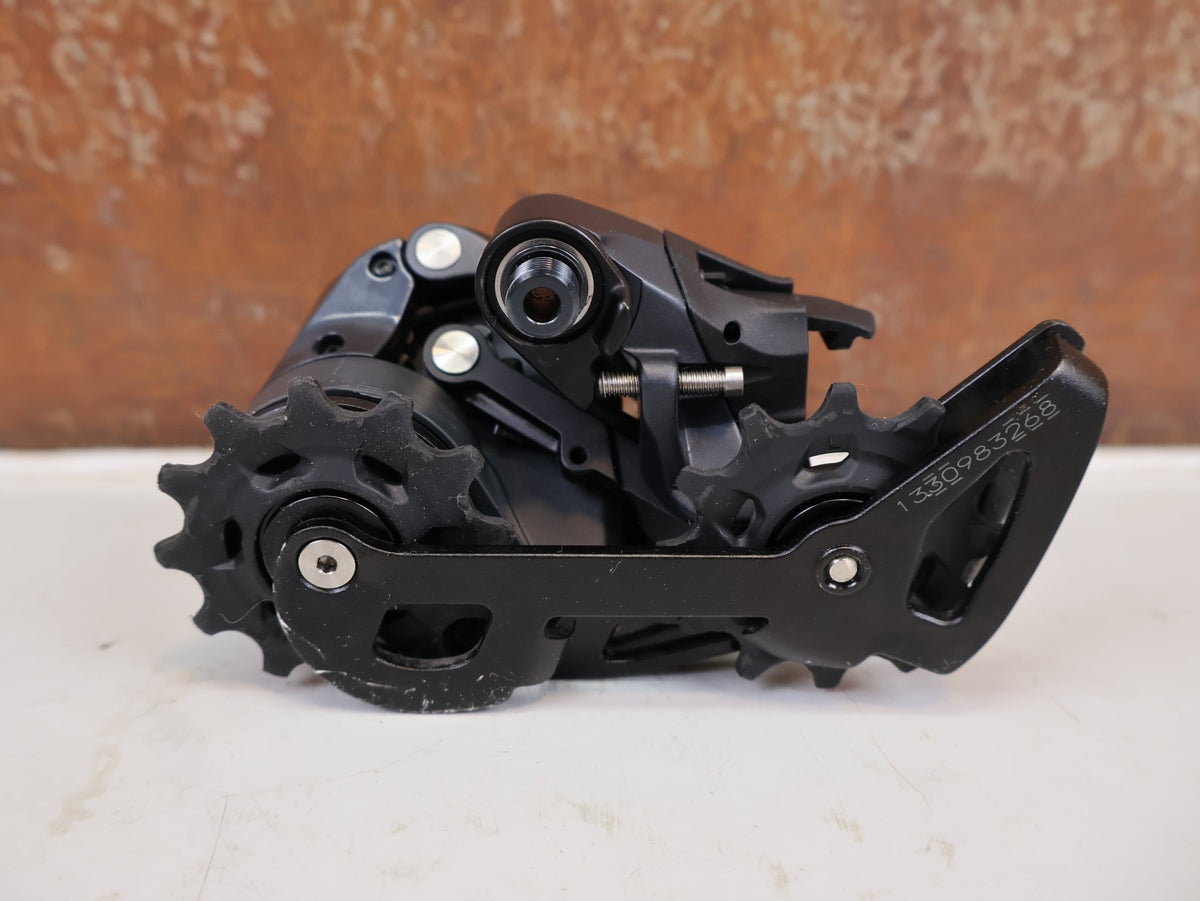 Schaltungsteile von Sram, SRAM Force eTap AXS D1 Schaltwerk 12-fach Short Cage 33T vor USEDBIKES-OB.DE Hintergrund