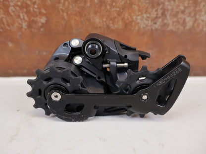 Schaltungsteile von Sram, SRAM Force eTap AXS D1 Schaltwerk 12-fach Short Cage 33T vor USEDBIKES-OB.DE Hintergrund