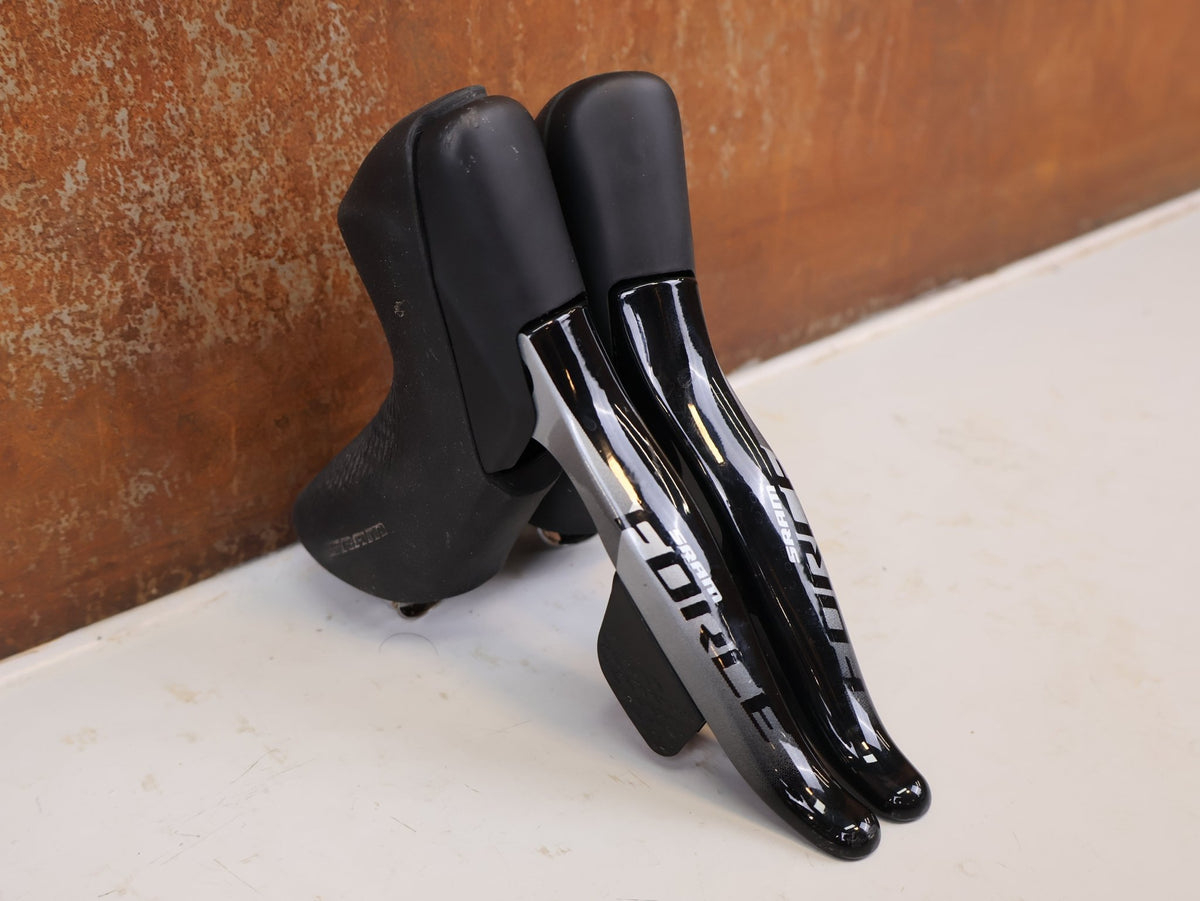 Brems-/ Schalthebel von Sram, SRAM Force eTap AXS D1 Scheibenbremsenset Flatmount vor USEDBIKES-OB.DE Hintergrund