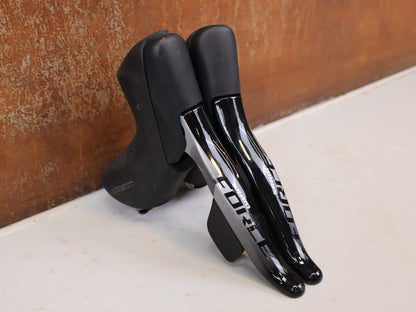 Brems-/ Schalthebel von Sram, SRAM Force eTap AXS D1 Scheibenbremsenset Flatmount vor USEDBIKES-OB.DE Hintergrund