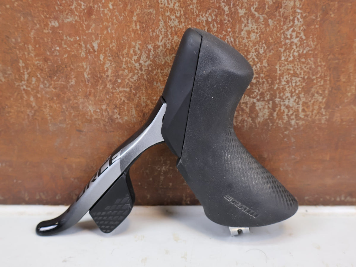 Brems-/ Schalthebel von Sram, SRAM Force eTap AXS D1 Scheibenbremsenset Flatmount vor USEDBIKES-OB.DE Hintergrund