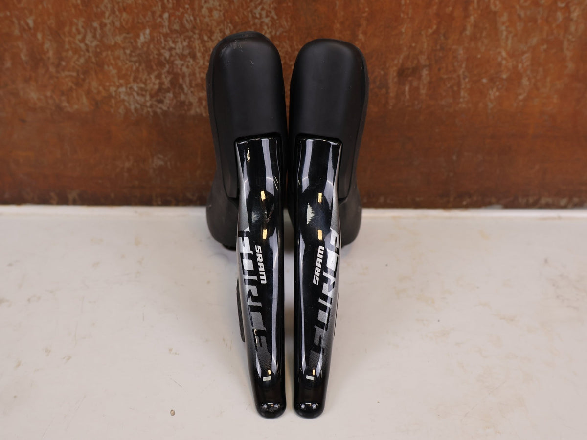 Brems-/ Schalthebel von Sram, SRAM Force eTap AXS D1 Scheibenbremsenset Flatmount vor USEDBIKES-OB.DE Hintergrund