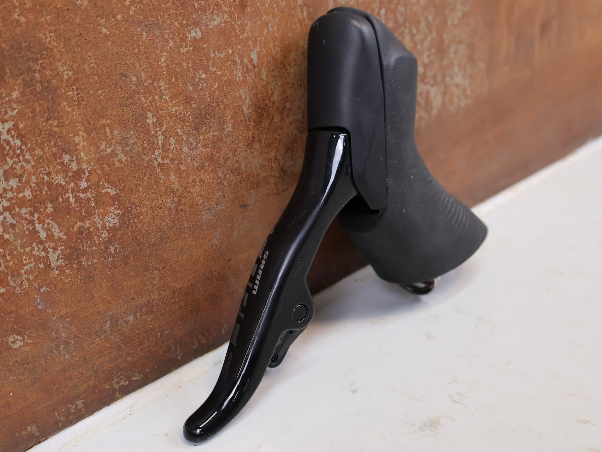 Brems-/ Schalthebel von Sram, SRAM Force eTap AXS D1 Scheibenbremsenset Flatmount vor USEDBIKES-OB.DE Hintergrund