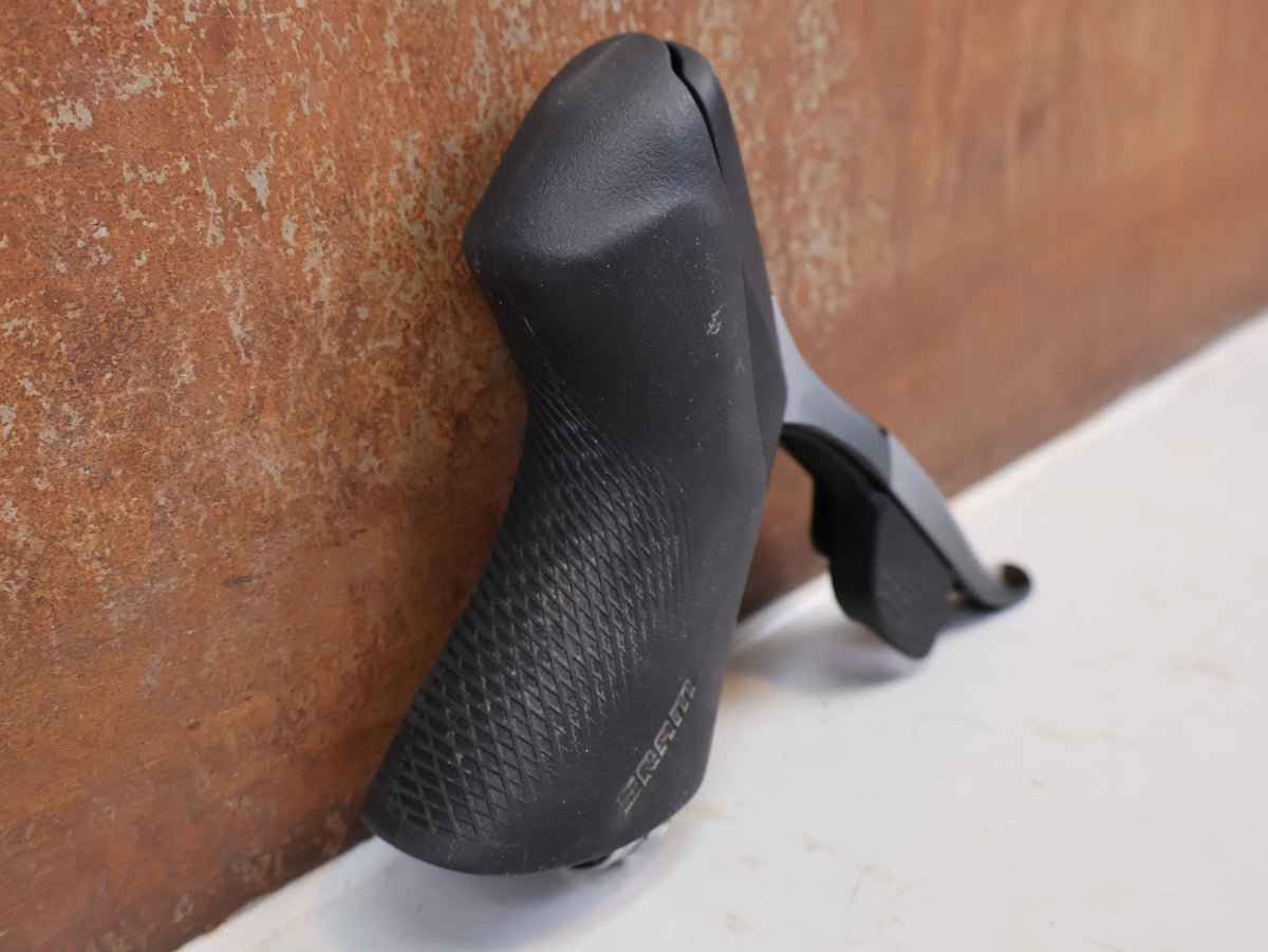 Brems-/ Schalthebel von Sram, SRAM Force eTap AXS D1 Scheibenbremsenset Flatmount vor USEDBIKES-OB.DE Hintergrund
