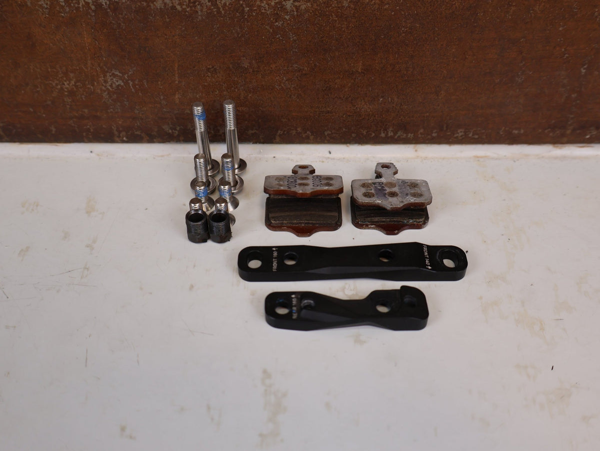 Brems-/ Schalthebel von Sram, SRAM Force eTap AXS D1 Scheibenbremsenset Flatmount vor USEDBIKES-OB.DE Hintergrund