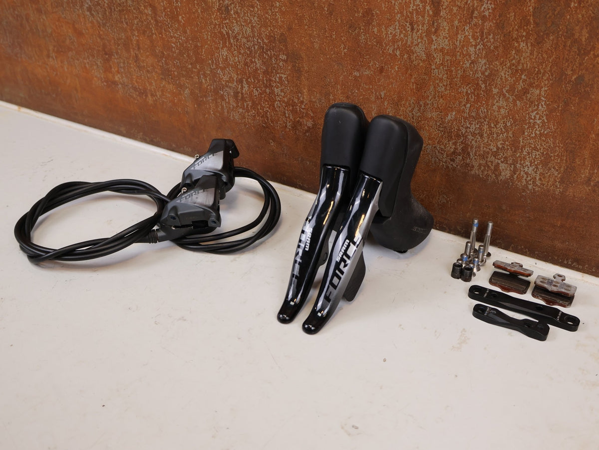 Brems-/ Schalthebel von Sram, SRAM Force eTap AXS D1 Scheibenbremsenset Flatmount vor USEDBIKES-OB.DE Hintergrund