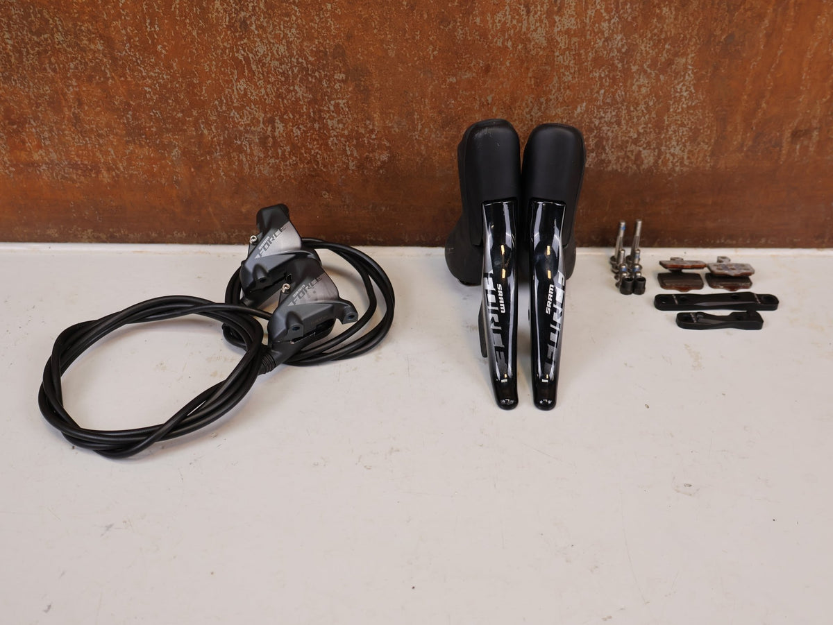 Brems-/ Schalthebel von Sram, SRAM Force eTap AXS D1 Scheibenbremsenset Flatmount vor USEDBIKES-OB.DE Hintergrund