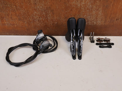 Brems-/ Schalthebel von Sram, SRAM Force eTap AXS D1 Scheibenbremsenset Flatmount vor USEDBIKES-OB.DE Hintergrund