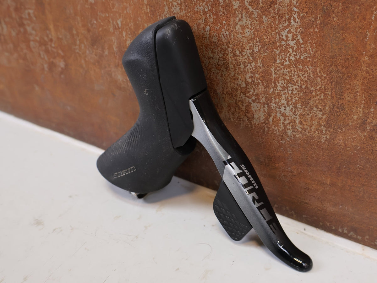 Brems-/ Schalthebel von Sram, SRAM Force eTap AXS D1 Scheibenbremsenset Flatmount vor USEDBIKES-OB.DE Hintergrund