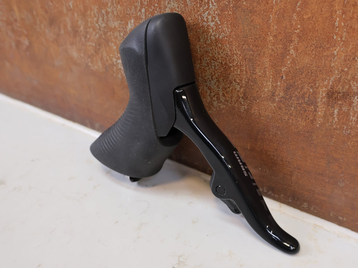Brems-/ Schalthebel von Sram, SRAM Force eTap AXS D1 Scheibenbremsenset Flatmount vor USEDBIKES-OB.DE Hintergrund