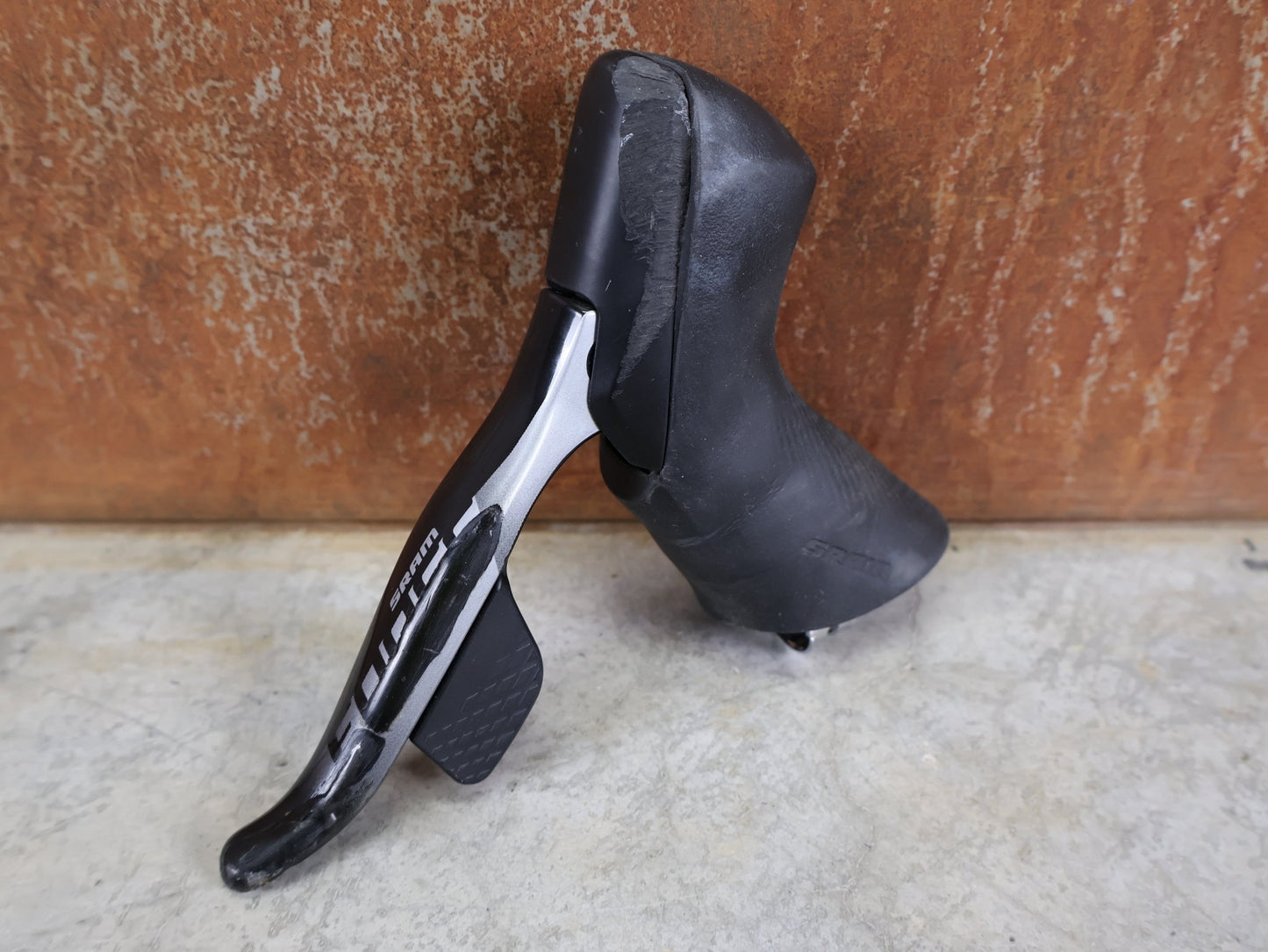 Brems - / Schalthebel von Sram, SRAM FORCE ETAP AXS SCHALT - /BREMSHEBEL SET D1 / 12 - FACH – DISC – CARBON – VORNE & HINTEN vor USEDBIKES - OB.DE Hintergrund