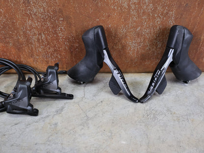 Brems - / Schalthebel von Sram, SRAM FORCE ETAP AXS SCHALT - /BREMSHEBEL SET D1 / 12 - FACH – DISC – CARBON – VORNE & HINTEN vor USEDBIKES - OB.DE Hintergrund