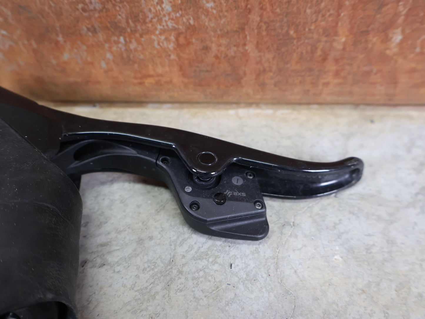 Brems - / Schalthebel von Sram, SRAM FORCE ETAP AXS SCHALT - /BREMSHEBEL SET D1 / 12 - FACH – DISC – CARBON – VORNE & HINTEN vor USEDBIKES - OB.DE Hintergrund