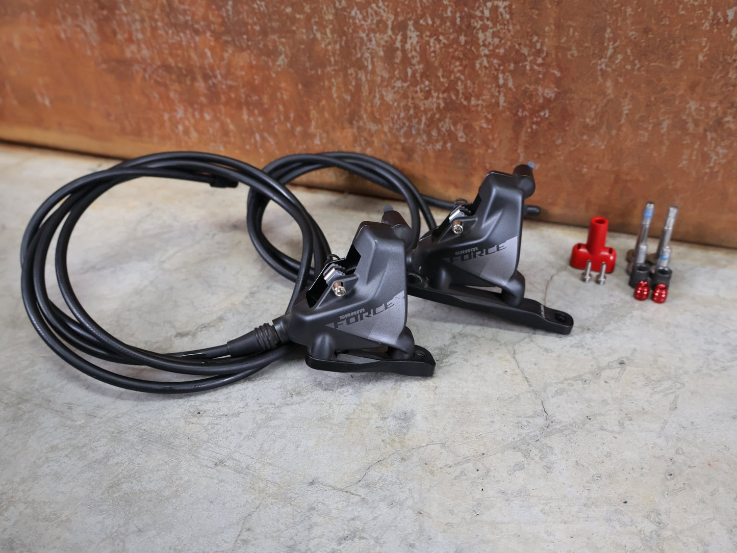 Brems - / Schalthebel von Sram, SRAM FORCE ETAP AXS SCHALT - /BREMSHEBEL SET D1 / 12 - FACH – DISC – CARBON – VORNE & HINTEN vor USEDBIKES - OB.DE Hintergrund