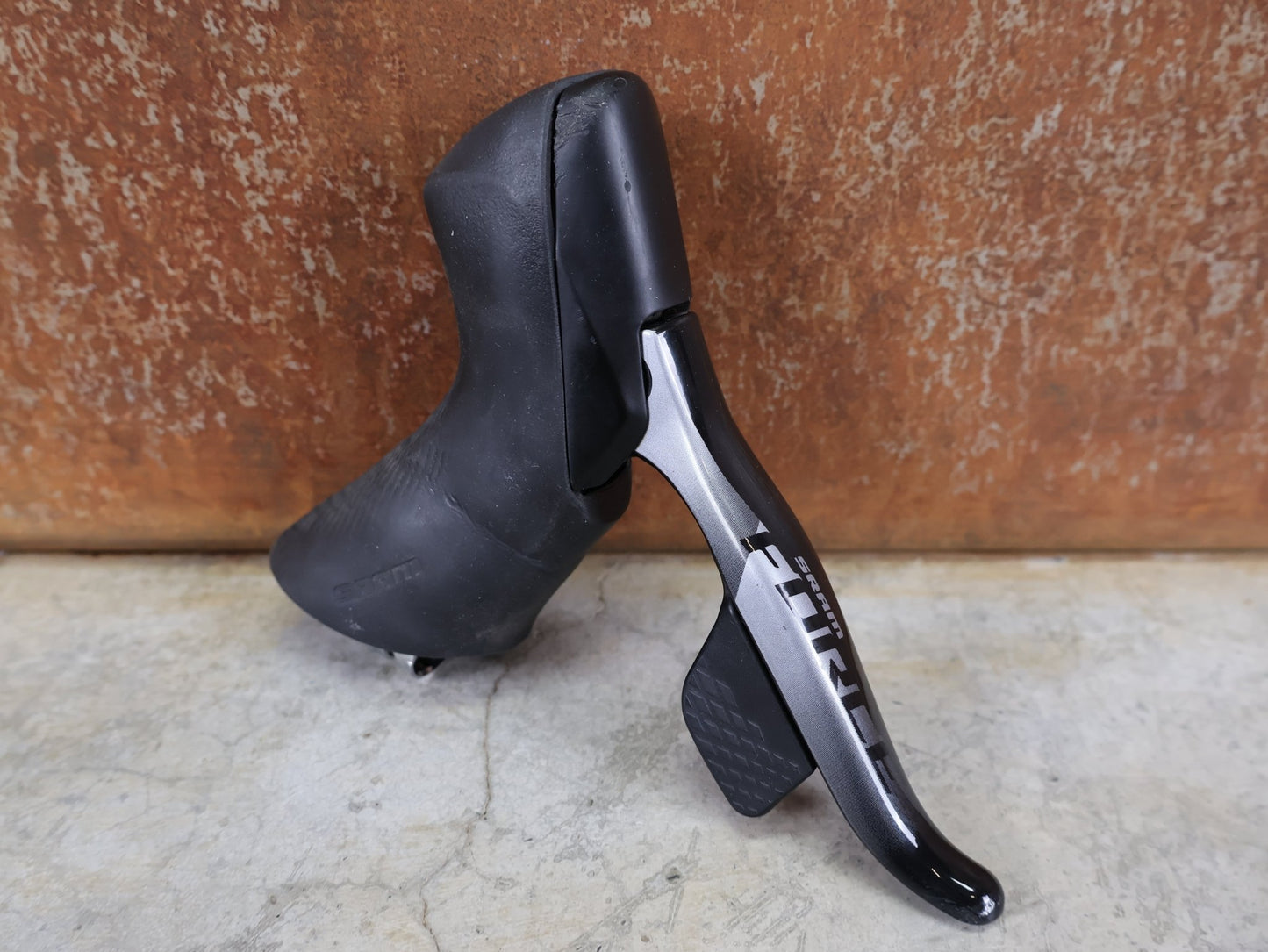 Brems - / Schalthebel von Sram, SRAM FORCE ETAP AXS SCHALT - /BREMSHEBEL SET D1 / 12 - FACH – DISC – CARBON – VORNE & HINTEN vor USEDBIKES - OB.DE Hintergrund