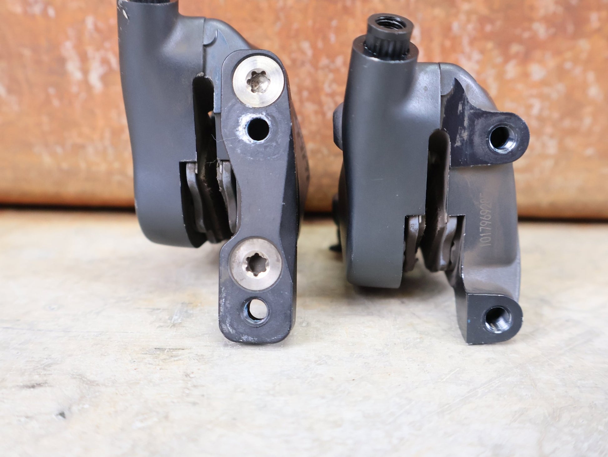 Brems - / Schalthebel von Sram, SRAM FORCE ETAP AXS SCHALT - BREMSHEBEL SET D1 / CARBON / 12 - FACH / DISC / INKL. 160MM ADAPTER vor USEDBIKES - OB.DE Hintergrund