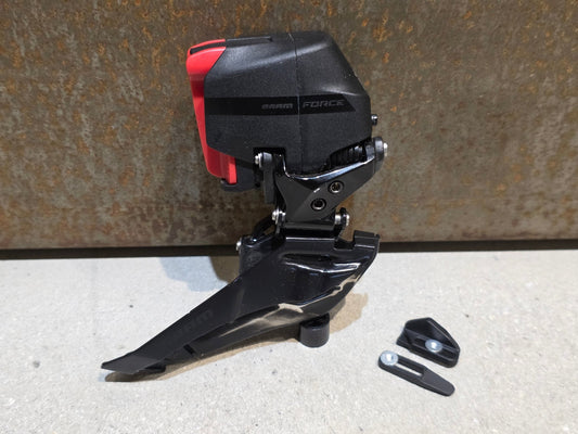 Schaltungsteile von Sram, SRAM FORCE ETAP AXS UMWERFER MY24 12 FACH in variant_title vor USEDBIKES - OB.DE Hintergrund
