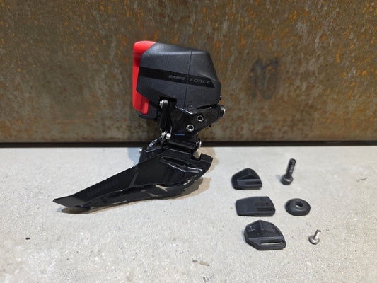 Schaltungsteile von Sram, SRAM FORCE ETAP AXS WIDE UMWERFER MY24 12 FACH vor USEDBIKES - OB.DE Hintergrund