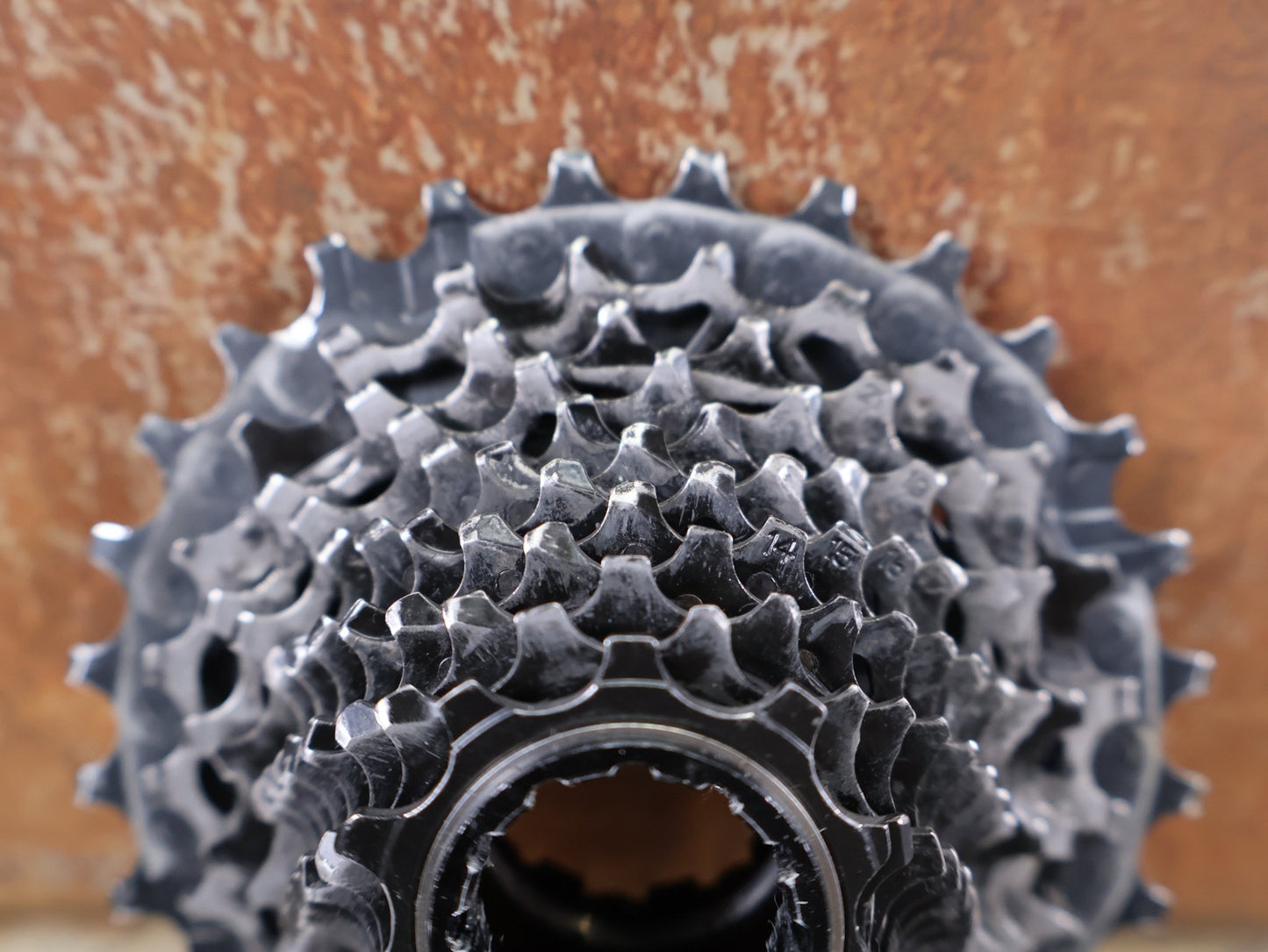 Kassette & Zahnkränze von Sram, SRAM FORCE XG - 1270 / 12 - FACH ROAD KASSETTE / 10–28 Z / 232 G vor USEDBIKES - OB.DE Hintergrund