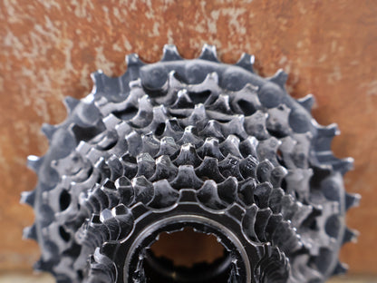 Kassette & Zahnkränze von Sram, SRAM FORCE XG - 1270 / 12 - FACH ROAD KASSETTE / 10–28 Z / 232 G vor USEDBIKES - OB.DE Hintergrund