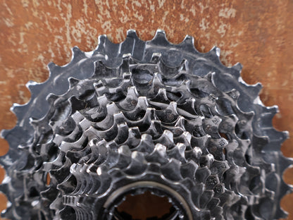 Kassette & Zahnkränze von Sram, SRAM FORCE XG - 1270 / 12 - FACH ROAD KASSETTE / 10–33 Z / 267 G vor USEDBIKES - OB.DE Hintergrund