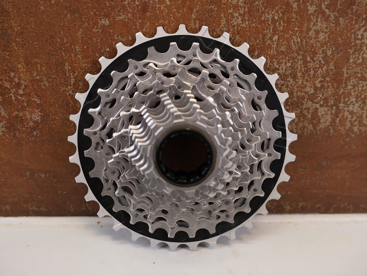 Kassette & Zahnkränze von Sram, SRAM FORCE XG-1270 E1 KASSETTE 12-FACH 10-33T vor USEDBIKES-OB.DE Hintergrund