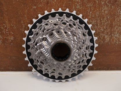 Kassette & Zahnkränze von Sram, SRAM FORCE XG-1270 E1 KASSETTE 12-FACH 10-33T vor USEDBIKES-OB.DE Hintergrund