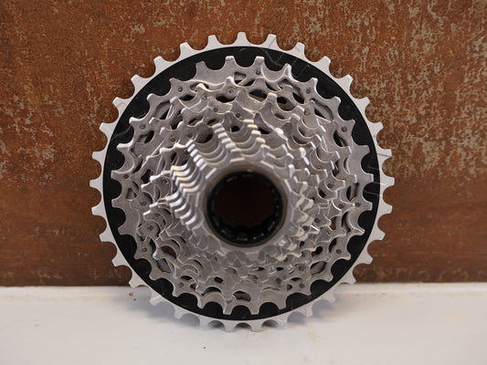 Kassette & Zahnkränze von Sram, SRAM FORCE XG-1270 E1 KASSETTE 12-FACH 10-33T vor USEDBIKES-OB.DE Hintergrund