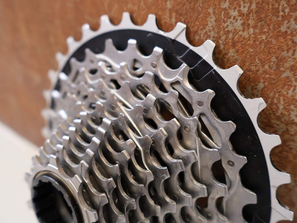 Kassette & Zahnkränze von Sram, SRAM FORCE XG-1270 E1 KASSETTE 12-FACH 10-33T vor USEDBIKES-OB.DE Hintergrund
