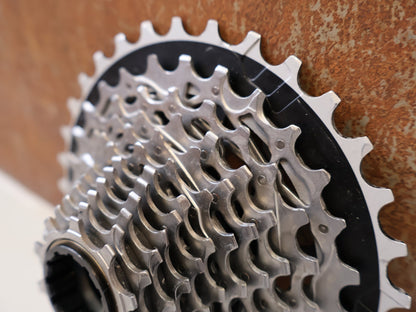 Kassette & Zahnkränze von Sram, SRAM FORCE XG-1270 E1 KASSETTE 12-FACH 10-33T vor USEDBIKES-OB.DE Hintergrund