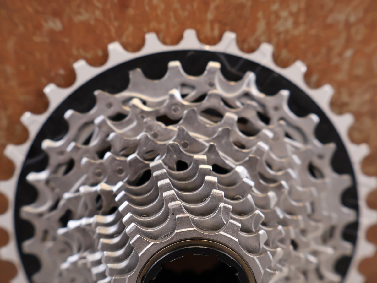 Kassette & Zahnkränze von Sram, SRAM FORCE XG-1270 E1 KASSETTE 12-FACH 10-33T vor USEDBIKES-OB.DE Hintergrund