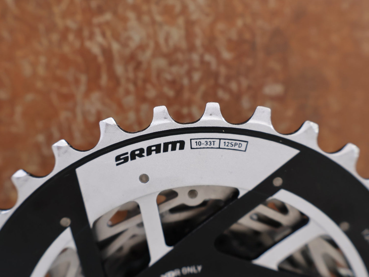 Kassette & Zahnkränze von Sram, SRAM FORCE XG 1270 E1 KASSETTE ZAHNKRANZ 10-33 ZÄHNE vor USEDBIKES-OB.DE Hintergrund