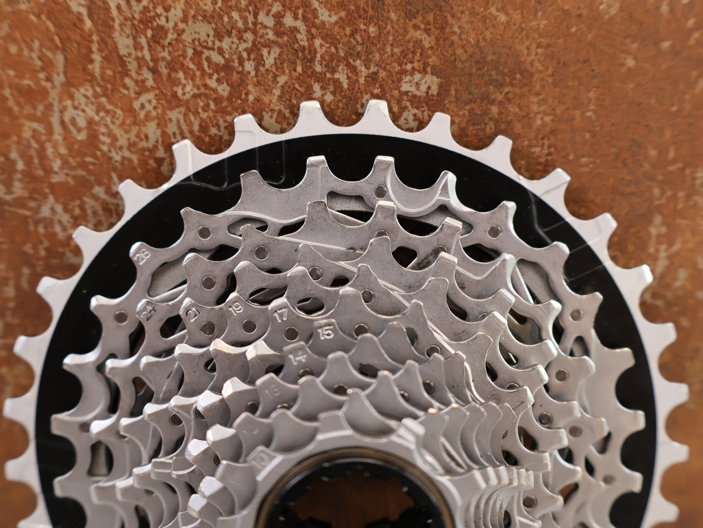 Kassette & Zahnkränze von Sram, SRAM FORCE XG 1270 E1 KASSETTE ZAHNKRANZ 10-33 ZÄHNE vor USEDBIKES-OB.DE Hintergrund