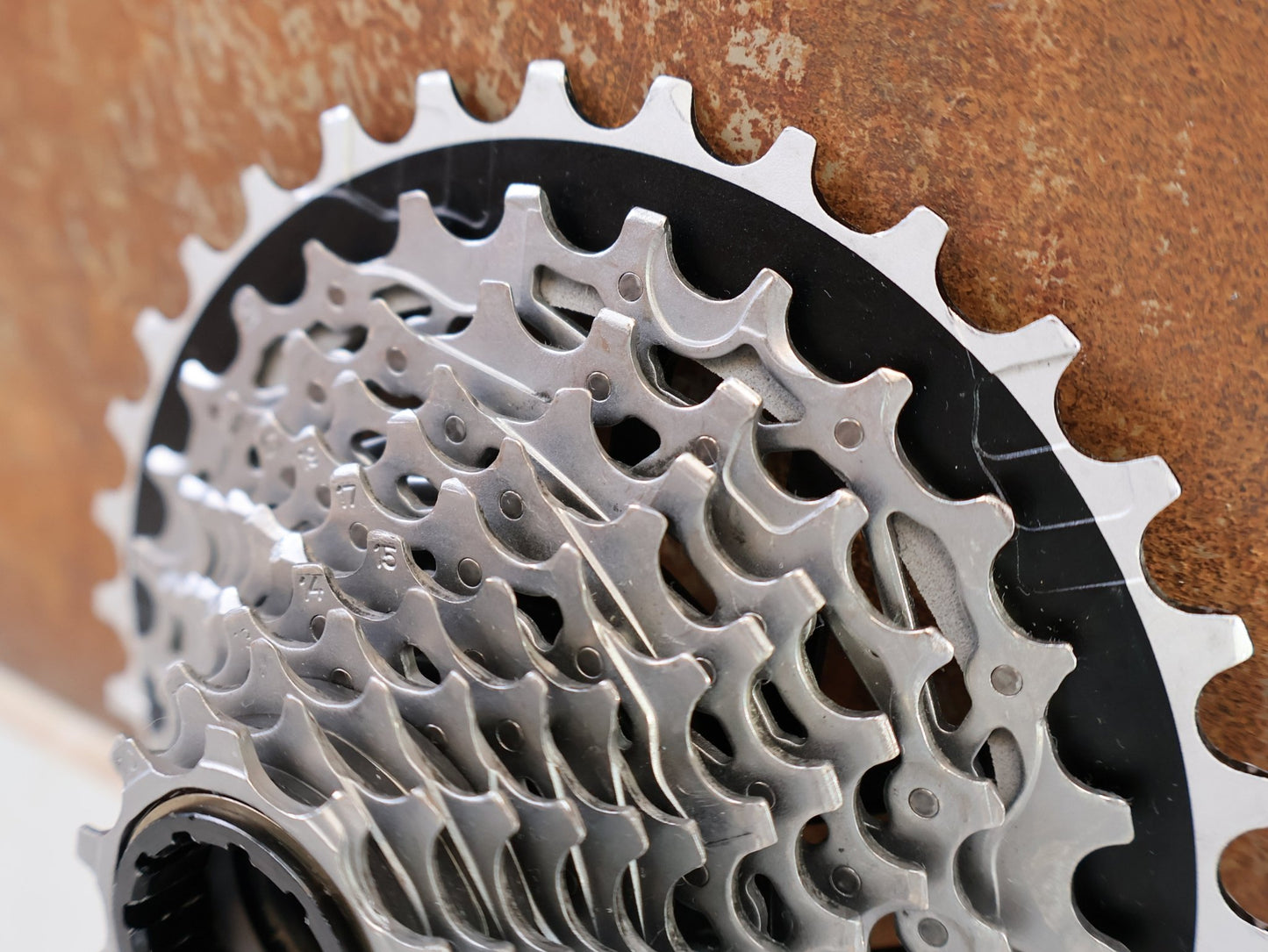 Kassette & Zahnkränze von Sram, SRAM FORCE XG 1270 E1 KASSETTE ZAHNKRANZ 10-33 ZÄHNE vor USEDBIKES-OB.DE Hintergrund