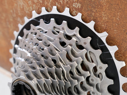 Kassette & Zahnkränze von Sram, SRAM FORCE XG 1270 E1 KASSETTE ZAHNKRANZ 10-33 ZÄHNE vor USEDBIKES-OB.DE Hintergrund