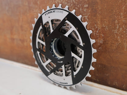 Kassette & Zahnkränze von Sram, SRAM FORCE XG 1270 E1 KASSETTE ZAHNKRANZ 10-33 ZÄHNE vor USEDBIKES-OB.DE Hintergrund