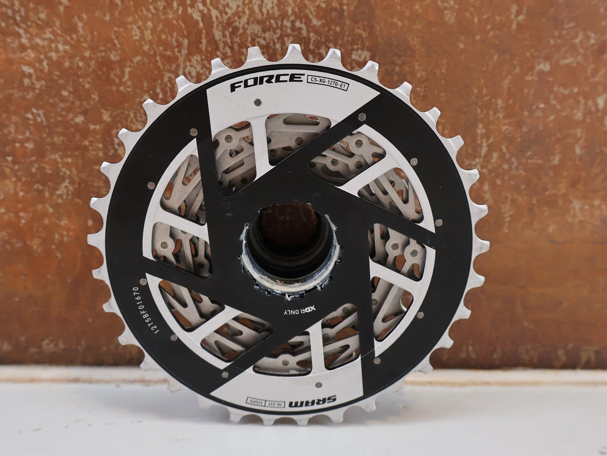 Kassette & Zahnkränze von Sram, SRAM FORCE XG 1270 E1 KASSETTE ZAHNKRANZ 10-33 ZÄHNE vor USEDBIKES-OB.DE Hintergrund
