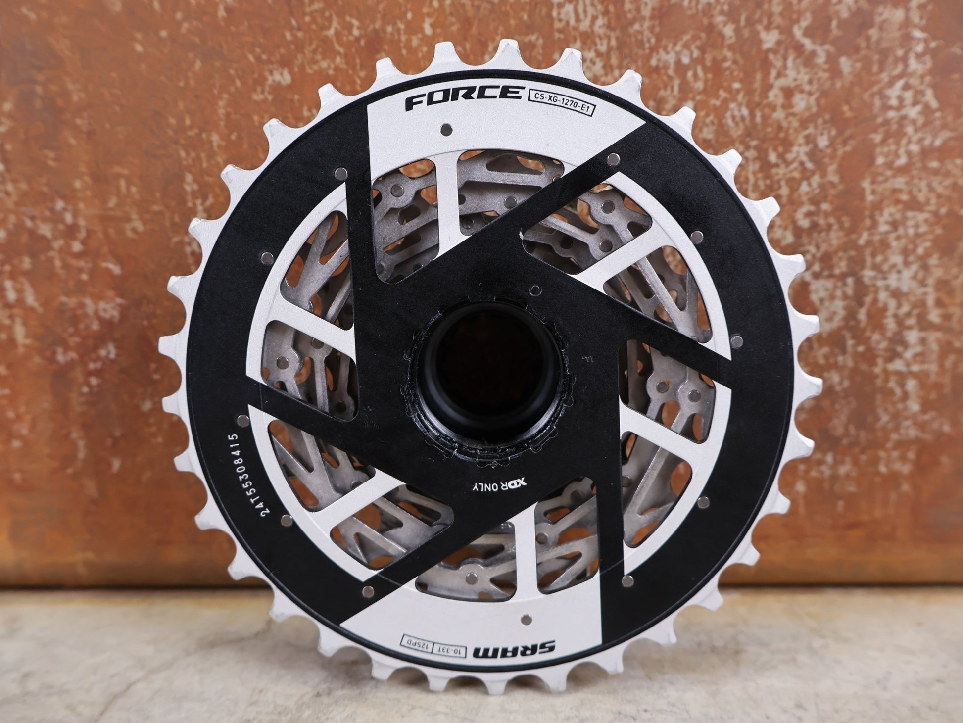 Kassette & Zahnkränze von Sram, SRAM FORCE XG 1270 E1 KASSETTE ZAHNKRANZ 10 - 33 ZÄHNE vor USEDBIKES - OB.DE Hintergrund