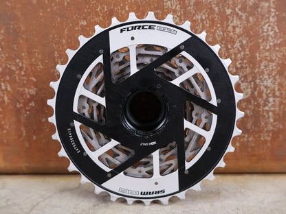 Kassette & Zahnkränze von Sram, SRAM FORCE XG 1270 E1 KASSETTE ZAHNKRANZ 10 - 33 ZÄHNE vor USEDBIKES - OB.DE Hintergrund