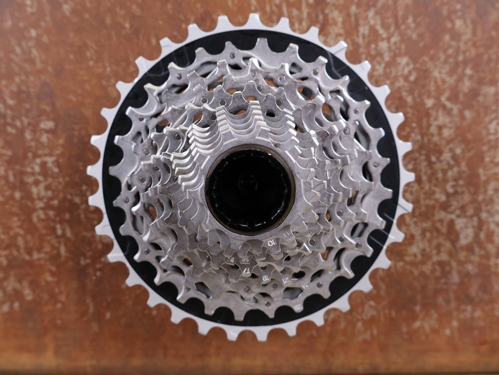 Kassette & Zahnkränze von Sram, SRAM FORCE XG 1270 E1 KASSETTE ZAHNKRANZ 10 - 33 ZÄHNE vor USEDBIKES - OB.DE Hintergrund