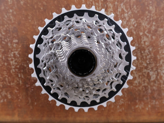 Kassette & Zahnkränze von Sram, SRAM FORCE XG 1270 E1 KASSETTE ZAHNKRANZ 10 - 33 ZÄHNE vor USEDBIKES - OB.DE Hintergrund