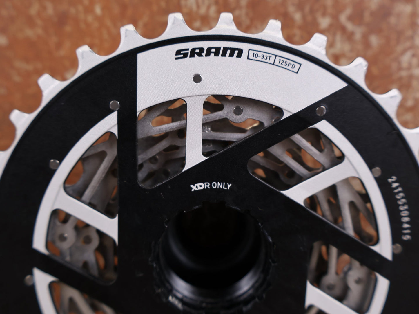 Kassette & Zahnkränze von Sram, SRAM FORCE XG 1270 E1 KASSETTE ZAHNKRANZ 10 - 33 ZÄHNE vor USEDBIKES - OB.DE Hintergrund